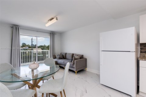Condominio en venta en North Miami Beach, Florida, 2 dormitorios, 90.12 m2 № 2008751 - foto 14