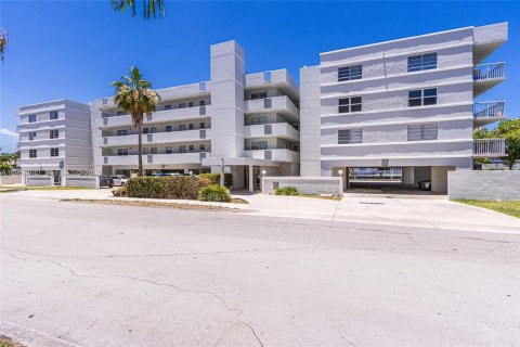 Condominio en venta en North Miami Beach, Florida, 2 dormitorios, 90.12 m2 № 2008751 - foto 2