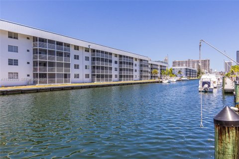 Condominio en venta en North Miami Beach, Florida, 2 dormitorios, 90.12 m2 № 2008751 - foto 6