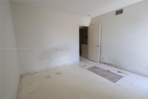 Condo in Miami, Florida, 2 bedrooms № 1998641 - photo 13