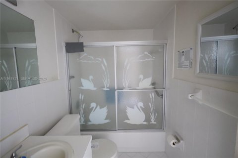 Condo in Miami, Florida, 2 bedrooms № 1998641 - photo 11