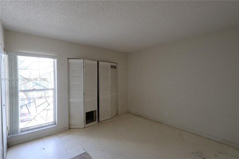 Condo in Miami, Florida, 2 bedrooms № 1998641 - photo 12