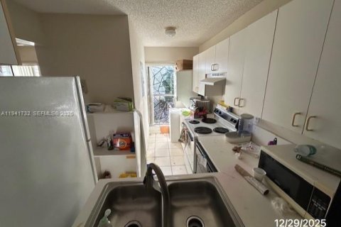 Condo in Miami, Florida, 2 bedrooms  № 1998641 - photo 3