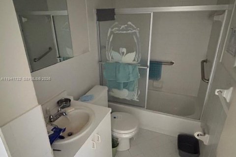 Condo in Miami, Florida, 2 bedrooms  № 1998641 - photo 8