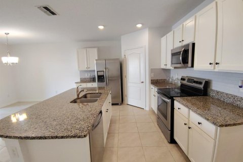Villa ou maison à louer à Kissimmee, Floride: 4 chambres, 169.83 m2 № 2114982 - photo 2