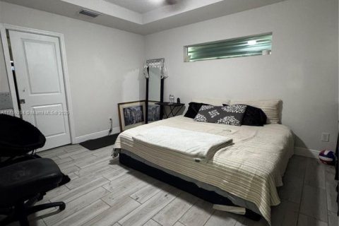 Casa en venta en Cape Coral, Florida, 4 dormitorios № 2032862 - foto 11