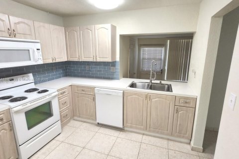 Condo in Miami, Florida, 2 bedrooms  № 1871995 - photo 4
