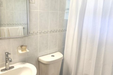 Condo in Miami, Florida, 2 bedrooms  № 1871995 - photo 13