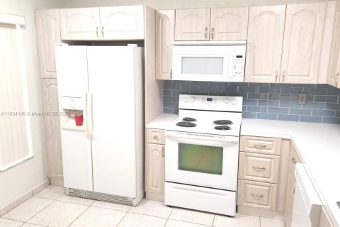 Condo in Miami, Florida, 2 bedrooms  № 1871995 - photo 5