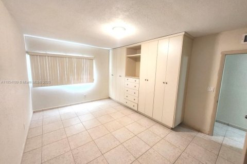 Condo in Miami, Florida, 2 bedrooms  № 1871995 - photo 15