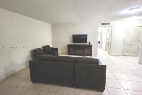 Condo in Miami, Florida, 2 bedrooms  № 1871995 - photo 7