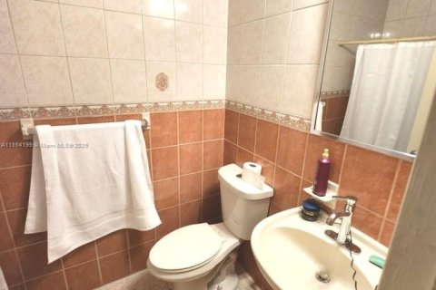 Condo in Miami, Florida, 2 bedrooms  № 1871995 - photo 16