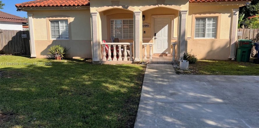 House in Homestead, Florida 3 bedrooms, 137.5 sq.m. № 1947247