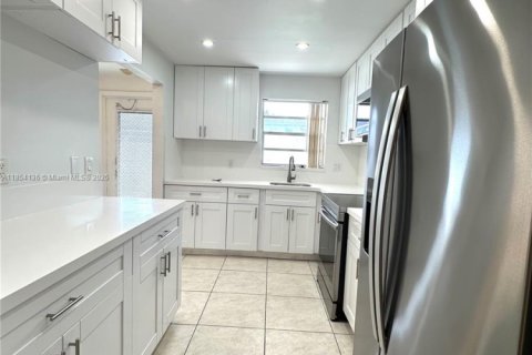 Condo in Margate, Florida, 2 bedrooms  № 1878753 - photo 2