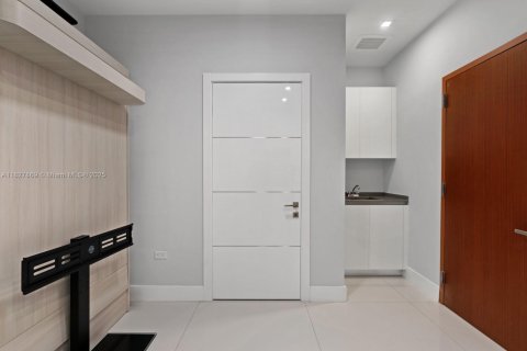 Copropriété à louer à Miami, Floride: 4 chambres, 335.01 m2 № 1801165 - photo 18