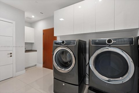 Copropriété à louer à Miami, Floride: 4 chambres, 335.01 m2 № 1801165 - photo 17