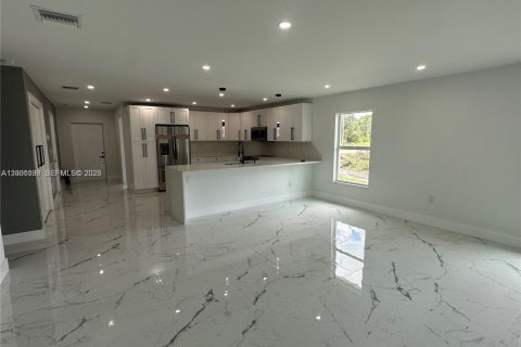 Снять в аренду виллу или дом в Лихай-Эйкерс, Флорида 4 спальни, 153.47м2, № 2065337 - фото 7