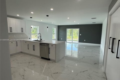 Снять в аренду виллу или дом в Лихай-Эйкерс, Флорида 4 спальни, 153.47м2, № 2065337 - фото 6