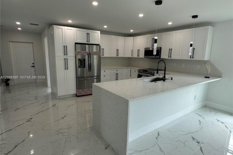 Снять в аренду виллу или дом в Лихай-Эйкерс, Флорида 4 спальни, 153.47м2, № 2065337 - фото 4