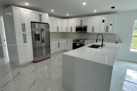 Снять в аренду виллу или дом в Лихай-Эйкерс, Флорида 4 спальни, 153.47м2, № 2065337 - фото 5