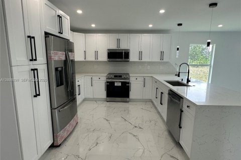 Снять в аренду виллу или дом в Лихай-Эйкерс, Флорида 4 спальни, 153.47м2, № 2065337 - фото 3