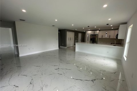 Снять в аренду виллу или дом в Лихай-Эйкерс, Флорида 4 спальни, 153.47м2, № 2065337 - фото 8