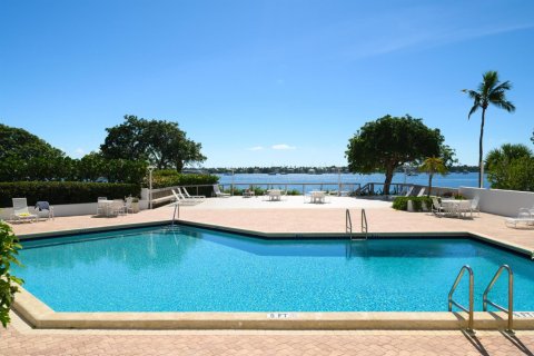 Condo in West Palm Beach, Florida, 2 bedrooms  № 2175788 - photo 18