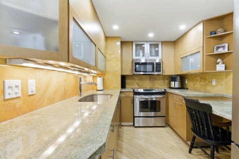 Condo in West Palm Beach, Florida, 2 bedrooms  № 2175788 - photo 4