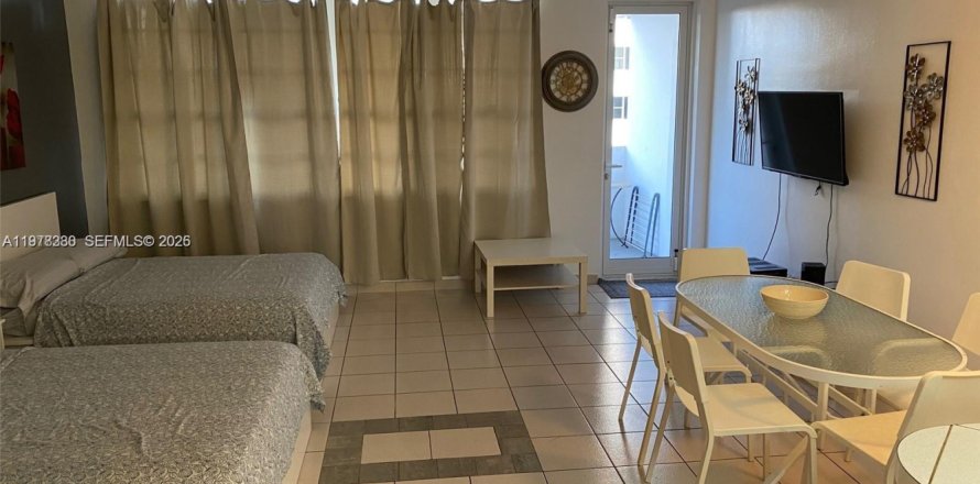 Studio in the Condo in Miami Beach, Florida  № 2042178