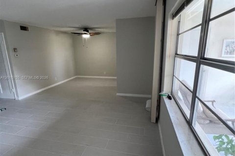 Copropriété à louer à Hallandale Beach, Floride: 2 chambres, 111.48 m2 № 2077679 - photo 3