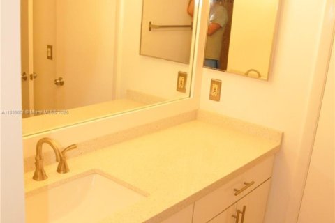 Condominio en alquiler en Plantation, Florida, 1 dormitorio, 68.19 m2 № 1943466 - foto 19