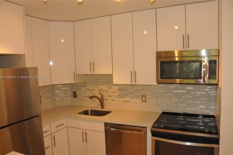 Condominio en alquiler en Plantation, Florida, 1 dormitorio, 68.19 m2 № 1943466 - foto 2