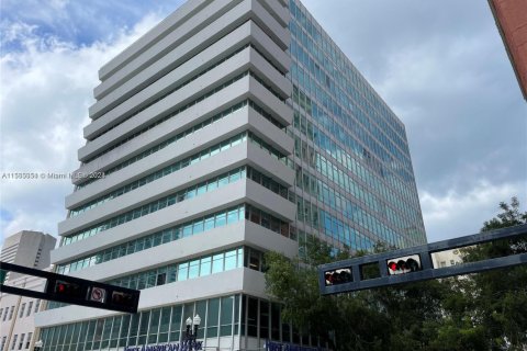 Oficina en alquiler en Miami, Florida № 1098928 - foto 1