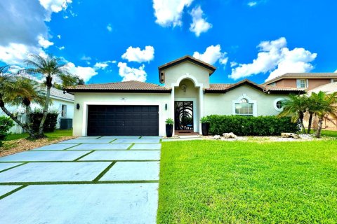 House in Pembroke Pines, Florida 3 bedrooms, 192.87 sq.m. № 2072631