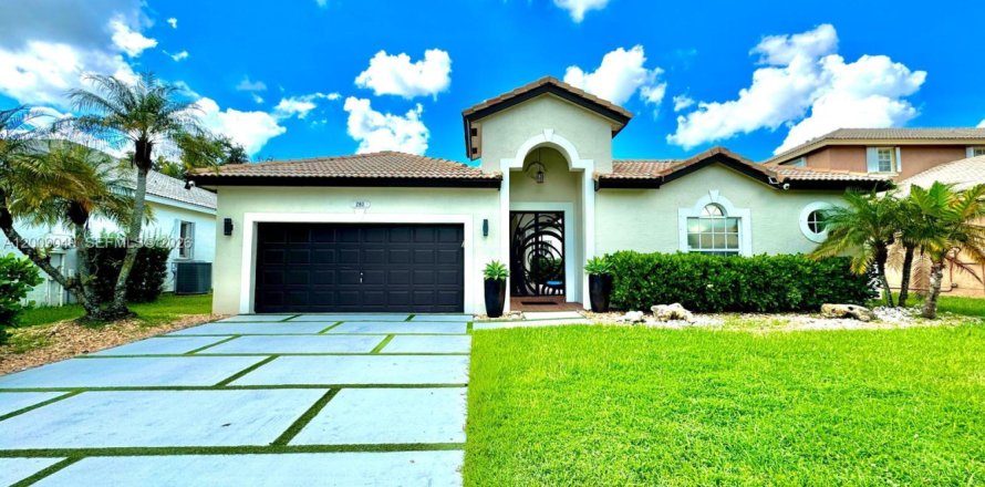 House in Pembroke Pines, Florida 3 bedrooms, 192.87 sq.m. № 2072631