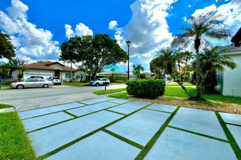 House in Pembroke Pines, Florida 3 bedrooms, 192.87 sq.m. № 2072631 - photo 10