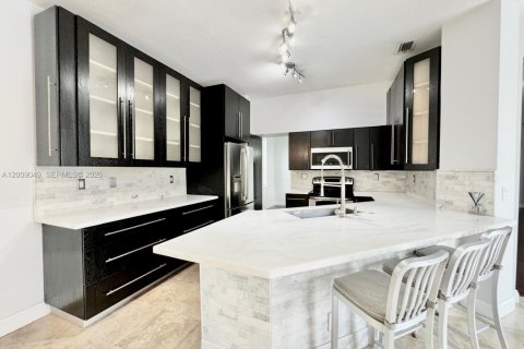 House in Pembroke Pines, Florida 3 bedrooms, 192.87 sq.m. № 2072631 - photo 12