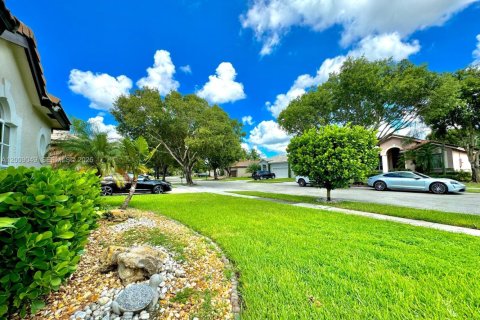 House in Pembroke Pines, Florida 3 bedrooms, 192.87 sq.m. № 2072631 - photo 9