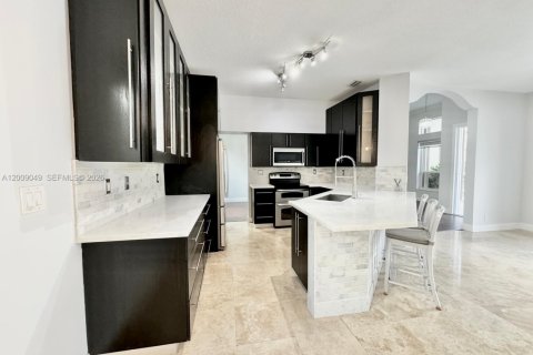 House in Pembroke Pines, Florida 3 bedrooms, 192.87 sq.m. № 2072631 - photo 11