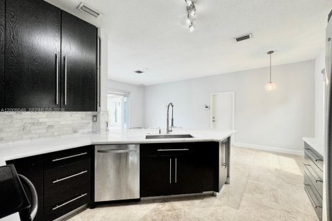 House in Pembroke Pines, Florida 3 bedrooms, 192.87 sq.m. № 2072631 - photo 13