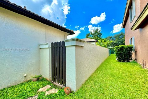 House in Pembroke Pines, Florida 3 bedrooms, 192.87 sq.m. № 2072631 - photo 4
