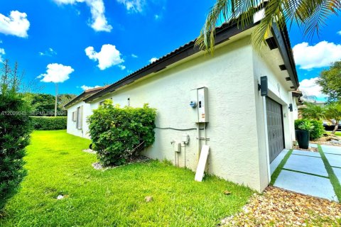 House in Pembroke Pines, Florida 3 bedrooms, 192.87 sq.m. № 2072631 - photo 5