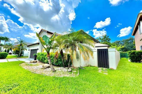House in Pembroke Pines, Florida 3 bedrooms, 192.87 sq.m. № 2072631 - photo 3
