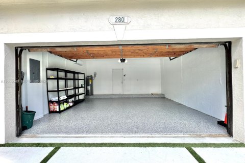 House in Pembroke Pines, Florida 3 bedrooms, 192.87 sq.m. № 2072631 - photo 8