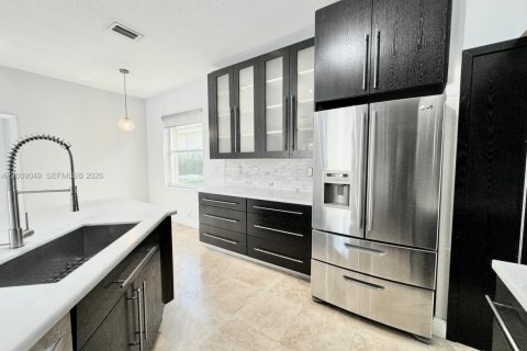 House in Pembroke Pines, Florida 3 bedrooms, 192.87 sq.m. № 2072631 - photo 14