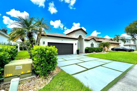 House in Pembroke Pines, Florida 3 bedrooms, 192.87 sq.m. № 2072631 - photo 2