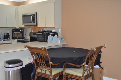 Townhouse in Deerfield Beach, Florida 2 bedrooms, 114.83 sq.m. № 1870020 - photo 10
