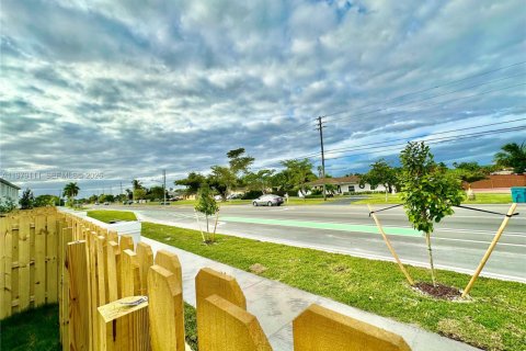 Touwnhouse à louer à Homestead, Floride: 3 chambres, 123.65 m2 № 2046215 - photo 11