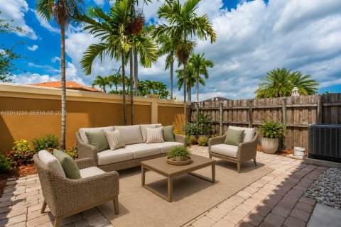 Touwnhouse à vendre à Miami, Floride: 3 chambres, 158.31 m2 № 2076658 - photo 2