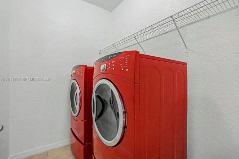 Touwnhouse à vendre à Miami, Floride: 3 chambres, 158.31 m2 № 2076658 - photo 16